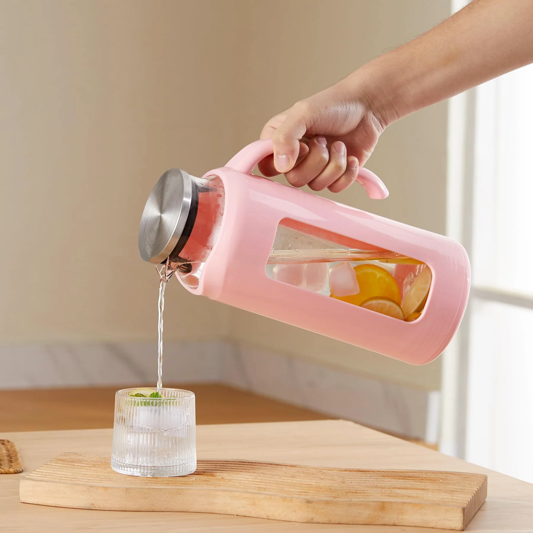 The Delove 2 L glass jug pouring over ice